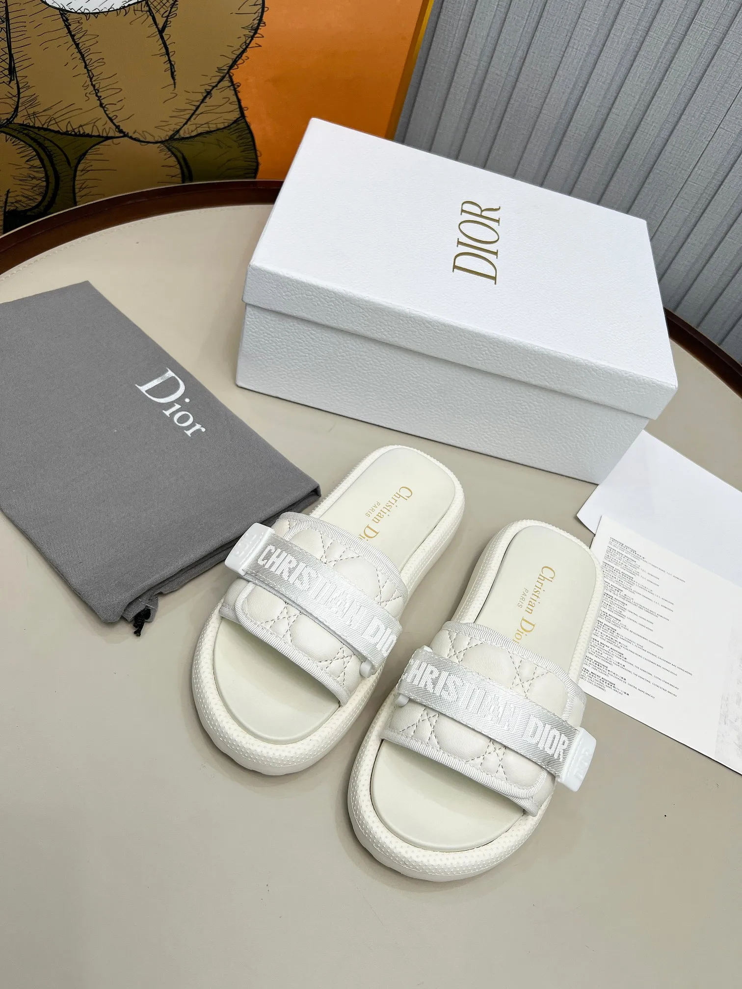 👟👟Ex-factory price 420👟👟 Dior Dior high version slippers, 👏👏2025 new classic model 🔥purchasing level qualityhot-selling thick-soled slippers in foreign counters💋———————————— Upper➕Inner: Original customized special electric embroidery material, Sole: Original mold 1.1 (lightweight) Bottom thickness: heel 5cm, forefoot 3cm, size 35-40 (with full set of packaging, cloth bag handbag, card instructions). You are welcome to place an order in advance, first come first served. Win-win cooperation.